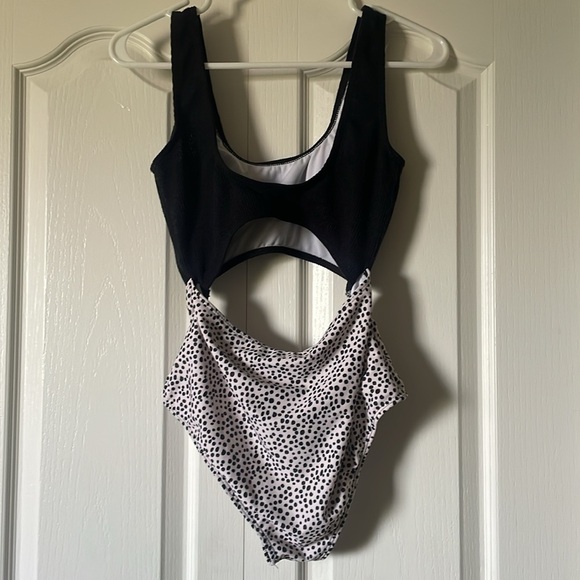 Never worn Women’s one piece swim suit - Picture 5 of 8